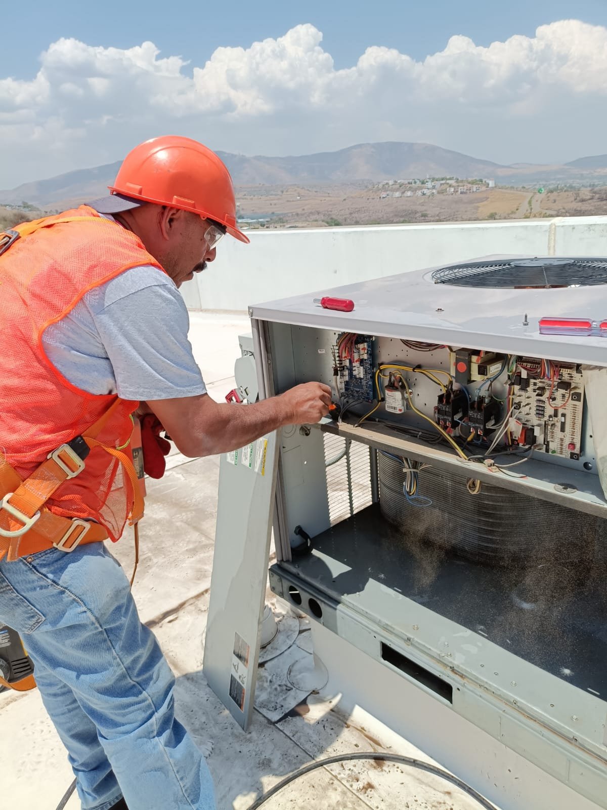 Mantenimiento de motor y turbina en equipo comercial